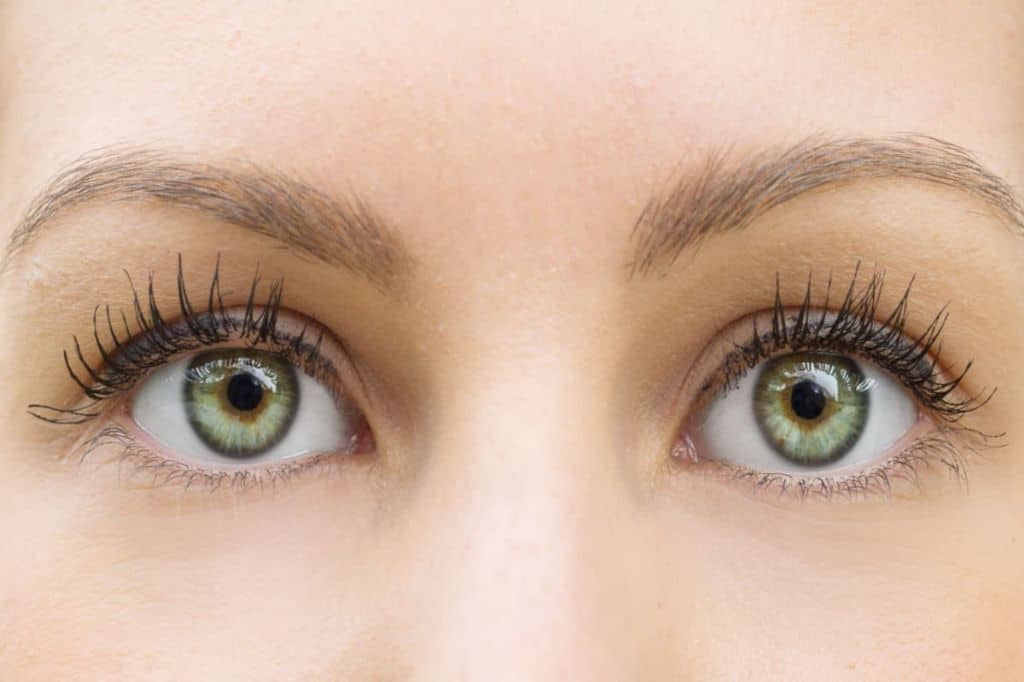 What benefits do green eyes have?