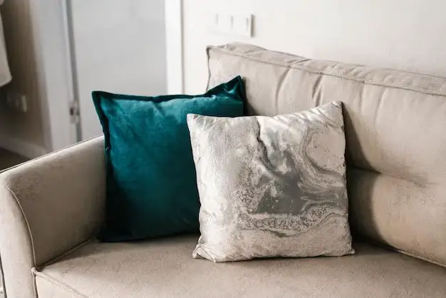 What color cushions for a teal couch?